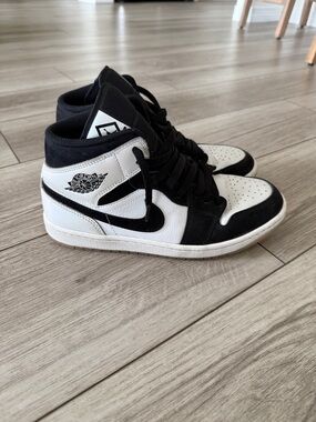 Jordan Women’s Air Jordan 1 Mid Sneakers Black & White 8M